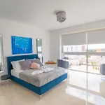 Casa de Férias Luxurioese Mit 4 Schlafzimmern- Pool Und Whirlpool By Interhome Peyia