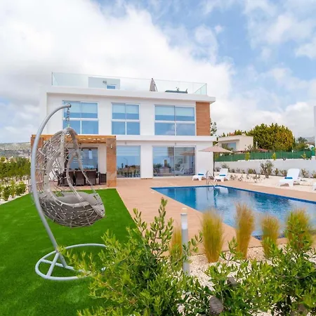 Prázdninový dům Luxurioese Mit 4 Schlafzimmern- Pool Und Whirlpool By Interhome *