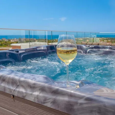 Casa vacanze Luxurioese Mit 4 Schlafzimmern- Pool Und Whirlpool By Interhome Peyia