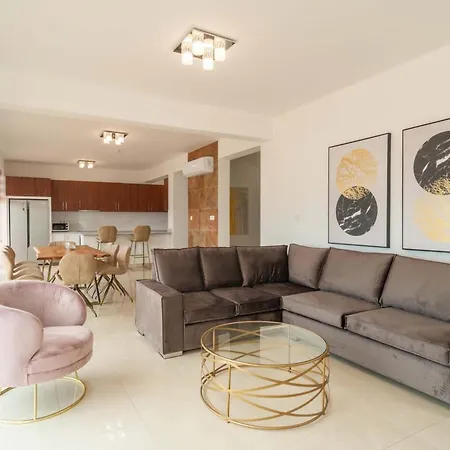 Luxurioese Mit 4 Schlafzimmern- Pool Und Whirlpool By Interhome *
