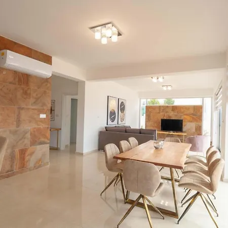 Casa vacanze Luxurioese Mit 4 Schlafzimmern- Pool Und Whirlpool By Interhome Peyia