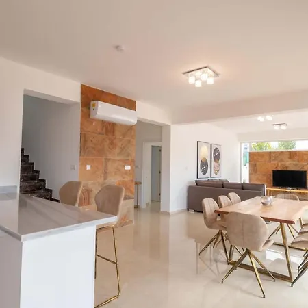Luxurioese Mit 4 Schlafzimmern- Pool Und Whirlpool By Interhome *