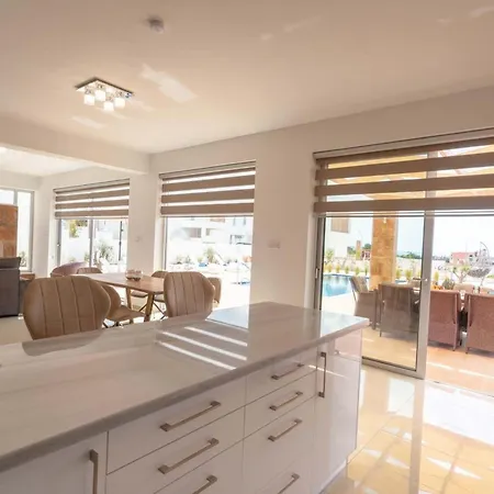 Casa vacanze Luxurioese Mit 4 Schlafzimmern- Pool Und Whirlpool By Interhome Peyia