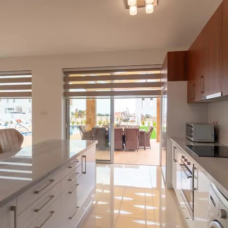 Luxurioese Mit 4 Schlafzimmern- Pool Und Whirlpool By Interhome Ferienhaus Peyia