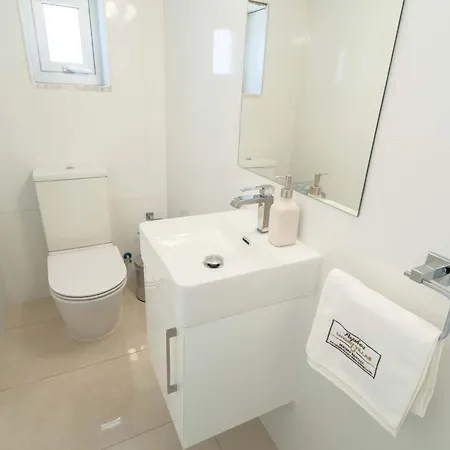 Ferienhaus Luxurioese Mit 4 Schlafzimmern- Pool Und Whirlpool By Interhome
