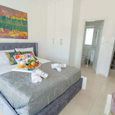 Ferienhaus Luxurioese Mit 4 Schlafzimmern- Pool Und Whirlpool By Interhome