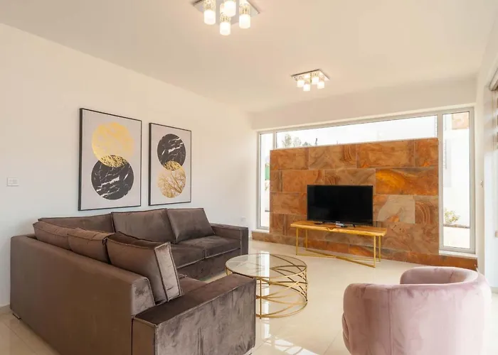 Prázdninový dům Luxurioese Mit 4 Schlafzimmern- Pool Und Whirlpool By Interhome *